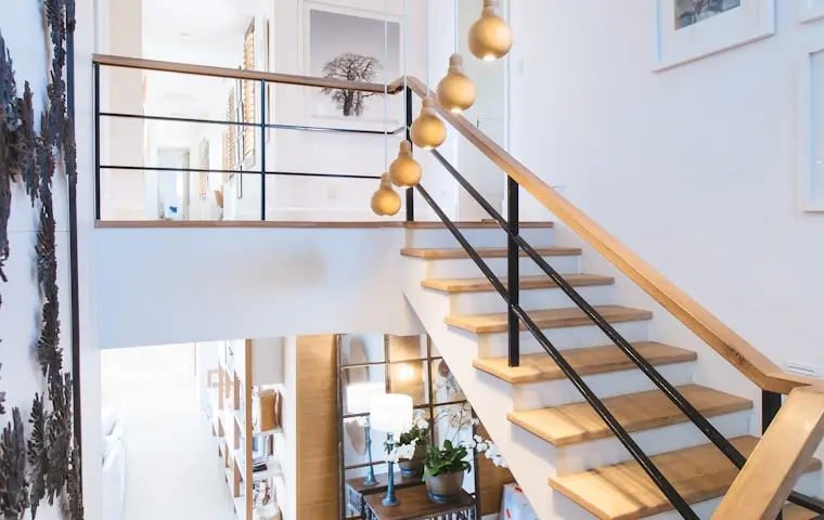 Open trap met houten treden in een licht trappenhuis